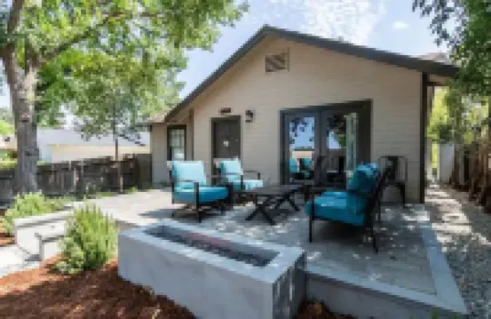 Walk DOWNTOWN! High-end remodel w porch/2 firepits