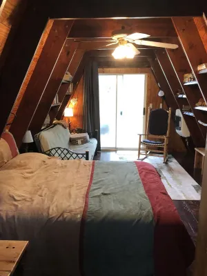 SHEKHINA  A tiny house in the woods. 40 acres. Total privacy. Weekend retreat.