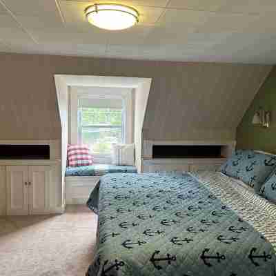 Enjoy spectacular views of Lobster Cove. Large yard, EV charger & dog friendly. Rooms