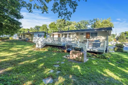 Spacious 5-Bedroom House in Rockville Fast WiFi, Gaming Area & Fenced Yard