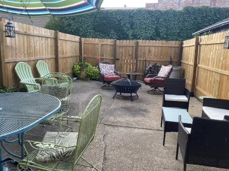 Dubuque Luxury “Hot Tub” Farmers Market Отели рядом с достопримечательностью «Университет Дабек»