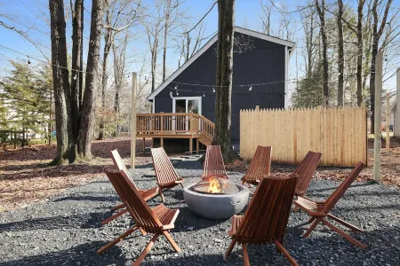Cute Modern Poconos Cabin! Hot Tub, Fire Pit Отели рядом с достопримечательностью «Community Church»