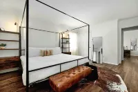 Modern/Rustic style Ranch in South CLT w King en Suite, Fenced In, Large Deck! Hotels near Boggins Heights
