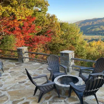 MOUNTAIN TOP RETREAT - STUNNING VIEWS! Hot tub, secluded, family friendly, 5BR!