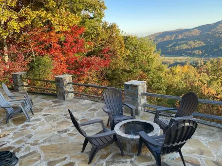 MOUNTAIN TOP RETREAT - STUNNING VIEWS! Hot tub, secluded, family friendly, 5BR!