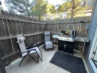 Sunflower Hideout: Dry Sauna, Gym, Private Balcony, Jacuzzi & Ping Pong!