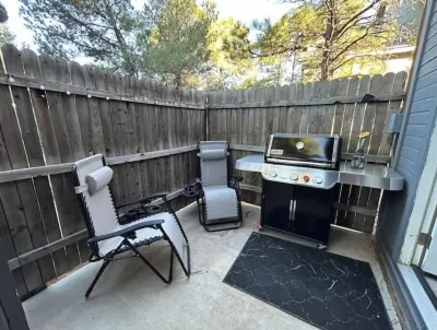 Sunflower Hideout: Dry Sauna, Gym, Private Balcony, Jacuzzi & Ping Pong!