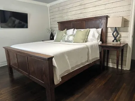 Charming 3-bedroom house with AC and WiFi in Russellville!