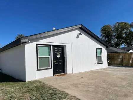 Ultra Modern 2 Bedroom 2 Bath Home Centrally Located!