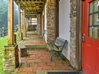 Ski-In/Ski Out Townhome w/ Beautiful View w/Hot Tub. エドレーのホテル