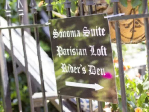 Private cottage located on The Carriage House Inn Estate Hotels in Mena