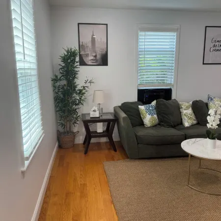 Charming Townhouse 12 minutes to Boston