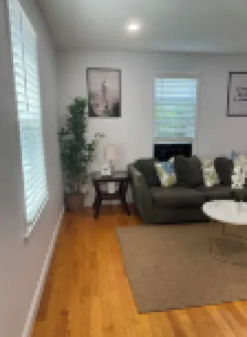 Charming Townhouse 12 minutes to Boston