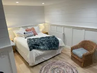 Charming and cozy apartment nestled in the woods. Các khách sạn gần Carriages of Acadia