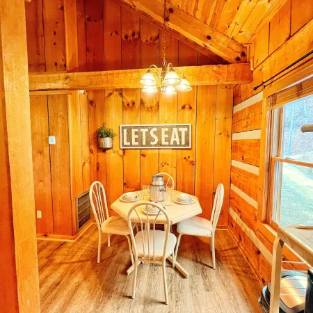 Cozy Log Cabin~Great for Couples~Mountain Views~Hot Tub
