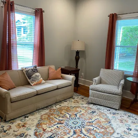 Cozy Cottage walking distance to Downtown!