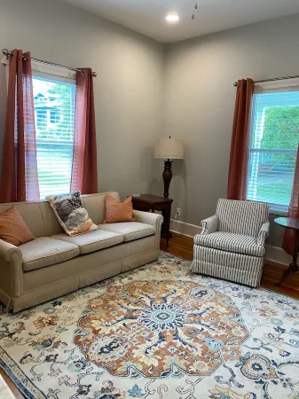 Cozy Cottage walking distance to Downtown!