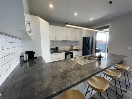 Modern Home Away From Home Отели рядом с достопримечательностью «Mansfield Mt.Buller Bus Lines»