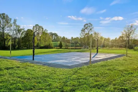 Barn! 2-Hole Golf Course, BBall, Wiffleball, Soccer, Theater, Arcade, 2 Hot Tubs Отели в г. Монтгомери