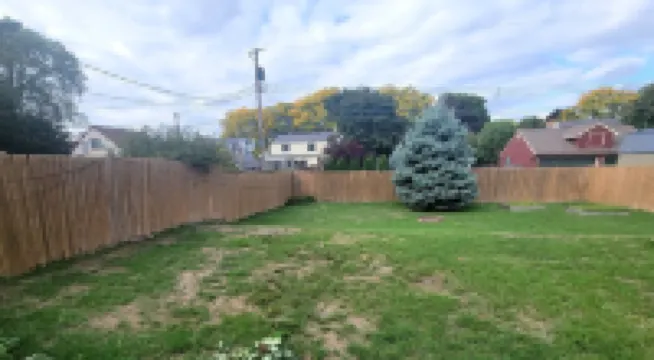 Kutzky Cottage // 3 BR, 4 Blocks to Mayo, Family & Pet Friendly, Fenced Yard