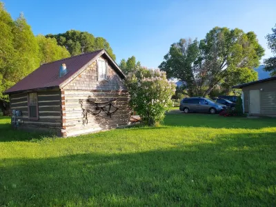 Earl's Cabin. Quiet 1930s hand hewn log cabin. Fishing hunting opportunities.