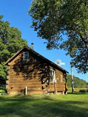 Rustic Cabin at Crooked Creek Hotels near Whispering Winds Winery