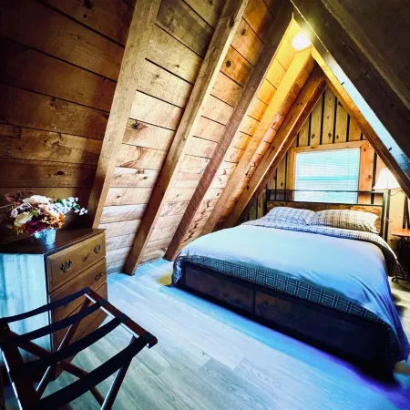 Charming 2-bedroom private cabin with AC, Hot tub in lovely Morganton, Georgia