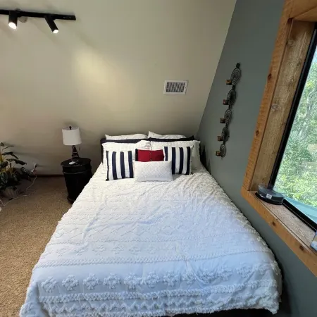 Secluded cabin on the water with jetski, hottub & kayak! Pets OK & early checkin