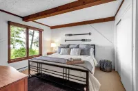 *HOT TUB * Lake Front | Near Olcott Beach | King Bed 올콧 호텔