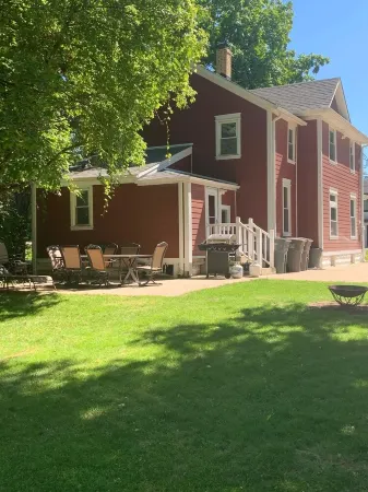 Downtown Lake Geneva Wisconsin Charm Sleeps10 Отели рядом с достопримечательностью «Galena Garlic Company»