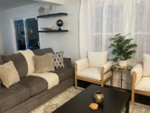 2 min away from train station 亨廷頓屯酒店