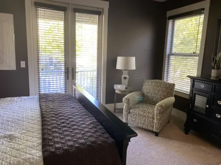 IN TOWN Luxury Resort -hot tub, heated pool & a two season entertainment room