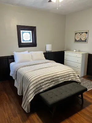 Centrally located, very walkable to bars and restaurants. 7 minutes to Downtown!