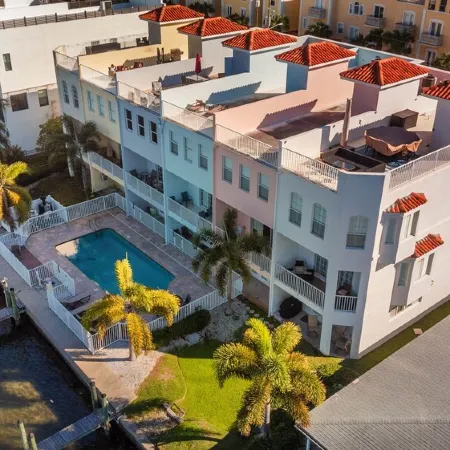 Luxury waterfront townhome, 5 min to beach, pool, boat slip & rooftop deck!