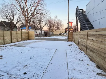 Luxury North Corktown Getaway Отели рядом с достопримечательностью «Joe Louis Monument»