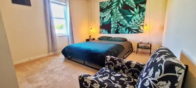 Modern 4 Bedroom Home, 6 mins away from Downtown Hotels near Willow Lawn