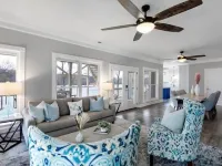 Tranquil waterfront getaway 奇特姆縣酒店