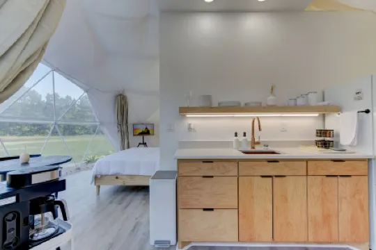 Luxury Glamping Dome “Sol” in countryside with hot/tub near Hot Springs