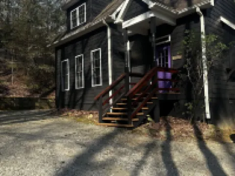 THE LOVERLY - Your Romantic Love Nest - hot tub, 3 fireplaces, 2 bath,  gazebo Hotels in Edneyville
