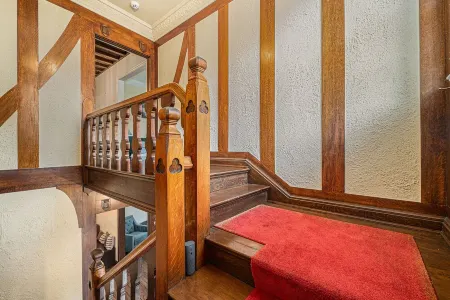 Exquisite 1920s Detroit Style Home Отели в г. Гросс Пуэнт Парк