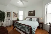 Stone Mansion Sleeps 10-20 Free Parking Near Lake, Red Line and Wrigley 住宿飯店