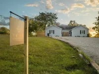 The Luxe/ Hot Tub/ On Bright Leaf Golf Course Hotels in Mercer County
