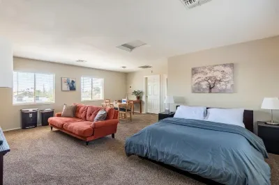 Large bedroom with private entrance, bathroom and thermostat Hotels in North Mountain