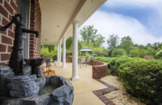 10 bedroooms/baths, 4 mi from VT