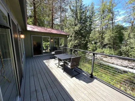 Summer Dreams Come True at the River House Retreat! 10 Min to Battle Ground,