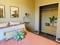 Top Rated! Bring the Kids, Big Backyard! Sleeps 12. Fast Wifi.