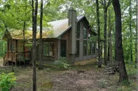 Cozy 3-bedroom Cabin in the Woods - No Cleaning Fee Hotel a 