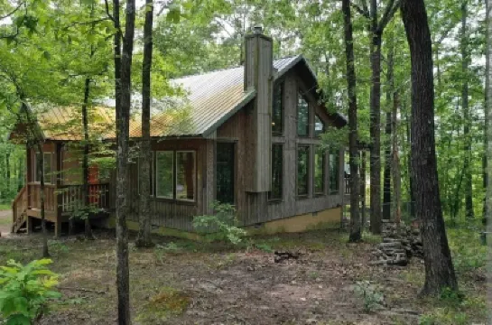 Cozy 3-bedroom Cabin in the Woods - No Cleaning Fee Hotel di 