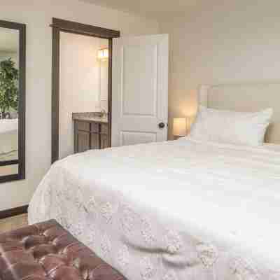 Brand New Townhome - 10 Minutes from Downtown Rooms