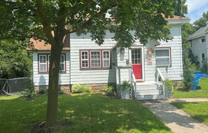 Beautifully furnished 3-bedroom home located half a mile from Hillsdale College